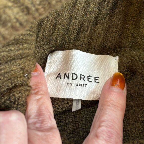 Andree By Unit oversizes Women's Olive Green Turtleneck Sweater Size Small - Picture 3 of 14